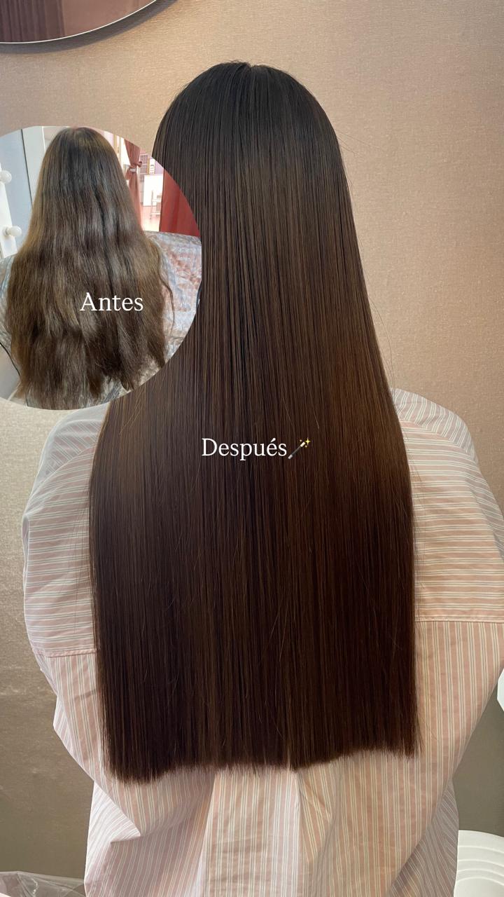 Antes y después de un alaciado: cabello ondulado con frizz y resultado largo, lacio y brillante