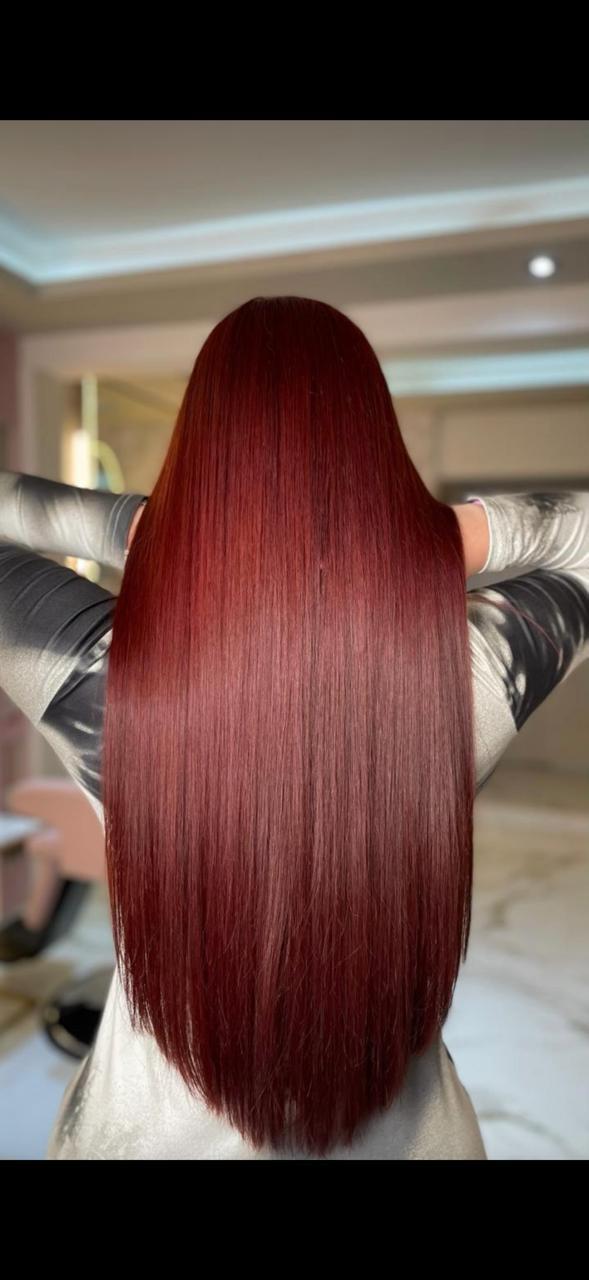 Cabello largo rojo cereza después de un alaciado