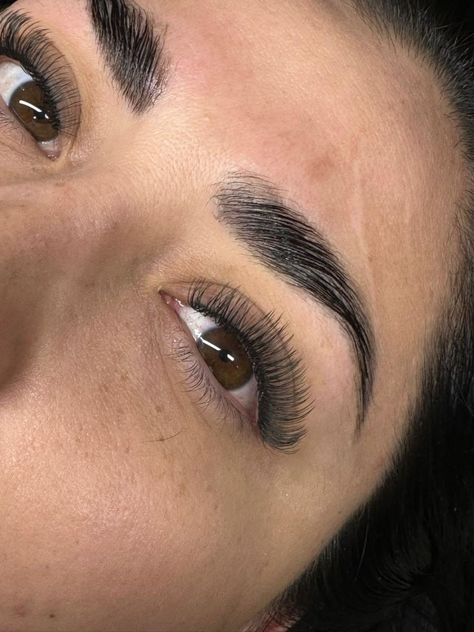 Resultado de extensiones de pestañas y laminado de cejas