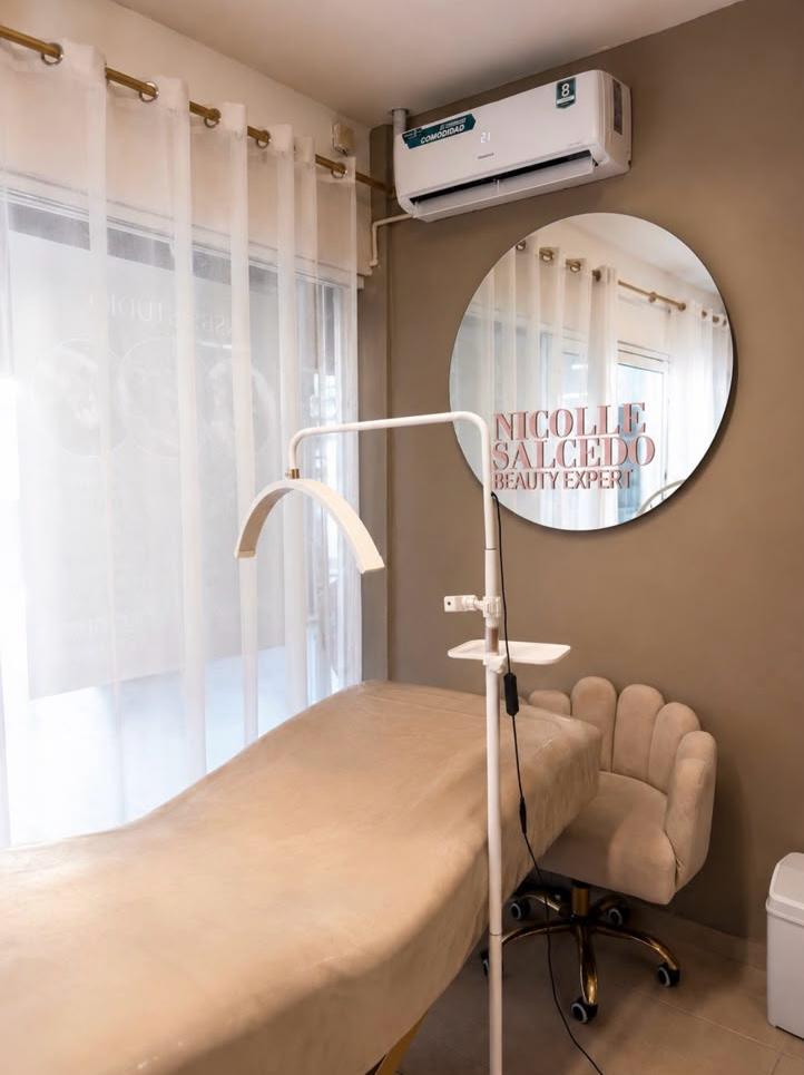Rincón de tratamiento de NSBE Studio con cama, lámpara y espejo de Nicolle Salcedo Beauty Expert